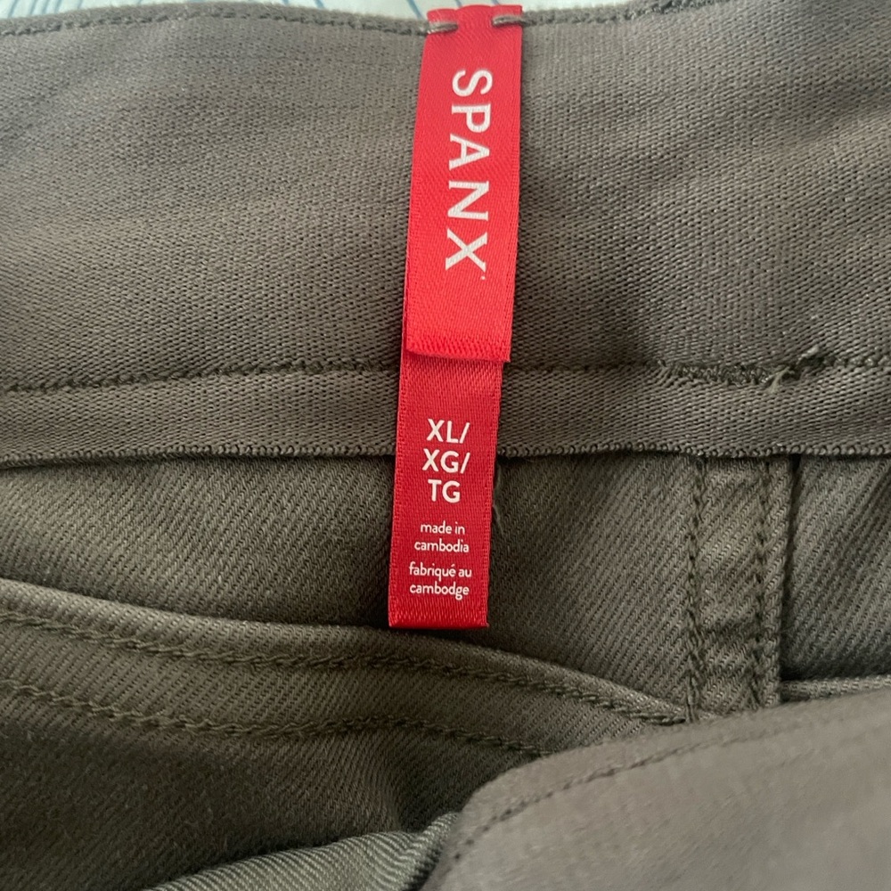 SPANX Stretch Twill Shorts, 6"
Smoke / XL